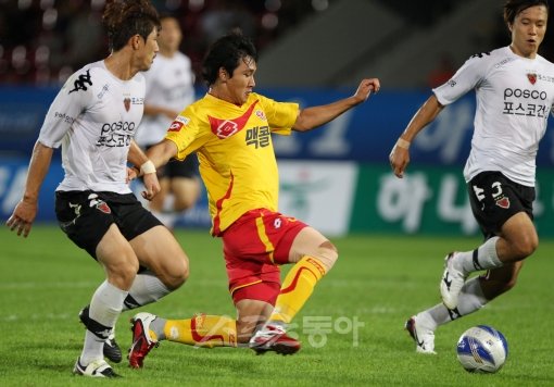 24일 탄천종합운동장에서 열린 FA컵 4강전에서 성남 조동건(가운데)이 포항 수비를 뚫고 두 번째 골을 성공시키고 있다.