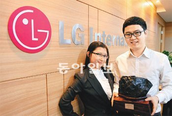 7월부터 한 달간 LG상사 석탄사업부에서 글로벌 인턴으로 근무한 인도네시아인 아구스
티나 이스마일 씨(왼쪽)와 중국인 양자오펑 씨가 서울 중구 남대문로 LG상사 본사에서
활짝 웃고 있다. LG상사 제공