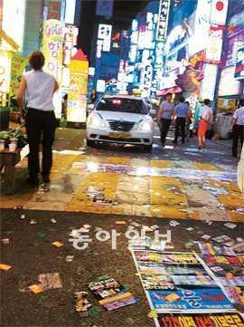길거리 뒤덮은 전단 성매매 등을 암시하는 청소년 유해 명함형 전단이 다시 대전시내에 등장해 단속이 요구된다. 이기진 기자  doyoce@donga.com
