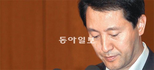 “당장이라도 그만두고 싶다” 오세훈 서울시장이 24일 밤 최종 투표율(25.7%)을 확인한 뒤 서울시청에서 “시민들의 소중한 뜻이 담겨 있는 투표함을 개봉조차 할 수 없어서 참으로 안타깝다”고 말하며 착잡한 표정을 짓고 있다. 김형우 기자 free217@donga.com