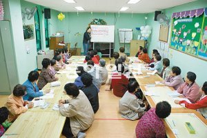 교회가 운영하는 송촌실버대학에서 어르신들이 한글을 배우고 있다. 송촌장로교회 제공