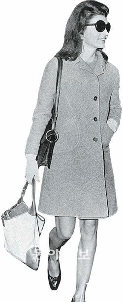 1968년 런던에서 ‘오리저널 재키백’을 든 채 카메라에 포착된 재클린 케네디. 구치는 이번 시즌 그에게서 영감을 받은 ‘오리지널 재키백’과 ‘뉴재키백’을 선보였다. 구치코리아 제공