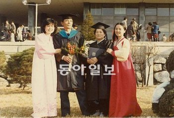 1980년 2월 한경혜(왼쪽), 영혜 교수의 졸업식 때 두 사람이 서울대에서 부모님과 함께 찍은 사진. 경혜 씨는 석사, 영혜 씨는 학사 졸업이었다. 한경혜 교수 제공