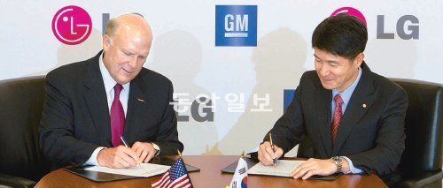24일(현지 시간) 미국 디트로이트 시 GM 본사에서 조준호 ㈜LG 사장(오른쪽)과 대니얼 애커슨 GM 회장이 ‘전기자동차 공동 개발 협약’ 합의문에 서명하고있다. 두 회사는 미래 전기차용 핵심 부품을 공동으로 개발하기로 했다. LG그룹 제공