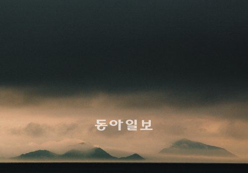 바다에서 바라본 남해도. 오른쪽 높은 봉우리가 금산이다. 김만중은 남해에서 보낸 3년간의 유배시절 동안 한글소설 ‘사씨남정기’와 평론집 ‘서포만필’을 완성했다. 북스코프 제공