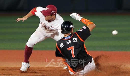 롯데 문규현이 26일 목동 넥센전 7회초 2사 1루서 2루 도루에 성공하는 순간 포수 송구가 뒤로 빠지고 있다. 문규현은 결국 3루까지 안착했다. 목동 ｜ 임진환 기자 (트위터 @binyfafa) photolim@donga.com