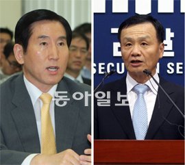 경찰-검찰 “불법시위 엄단” 조현오 경찰청장(왼쪽)이 26일 국회에서 열린 행정안전위원회 전체회의에서 해군기지 건설사업을 두고 충돌 중인 제주 서귀포시 강정마을 사태와 관련한 의원들의 질의에 답하고 있다. 이날 오후 임정혁 대검찰청 공안부장이 서울 서초구 서초동 대검찰청에서 열린 ‘불법 집단행동 관련 공안대책협의회’가 끝난 직후 관련 내용을 브리핑한 후 취재진의 질문에 답하고 있다. 박영대 기자 sannae@donga.com·김미옥 기자 salt@donga.com