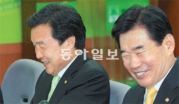 민주당 손학규 대표(왼쪽)와 김진표 원내대표가 26일 서울 영등포당사에서 열린 확대
간부회의 도중 웃음을 짓고 있다. 박영대 기자 sannae@donga.com
