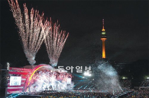 축제는 시작됐다. 대구 세계육상선수권대회 개막을 하루 앞둔 26일 대구 달서구 두류야구장에서 열린 전야제에서 화려한 불꽃이 밤하늘을 수놓고 있다. 이날 행사에는 대구시민 3만여명이 참석해 성공적인 대회 개최를 기원했다. 대구 대회는 역대 최다인 202개국, 1945명의 선수가 참가해 9월 4일까지 트랙과 필드를 뜨겁게 달군다. 대구=변영욱 기자 cut@donga.com