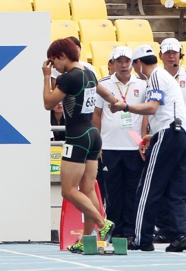 27일 오전 대구스타디움에서 열린 2011 대구세계육상선수권대회. 남자 1000m 자격예선에 출전한 한국 단거리의 희망 김국영이 부정출발로 실격돼 트랙에서 나가고 있다.
    (대구=연합뉴스)