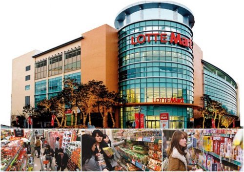 서울역 롯데마트는 물건을 사려는 외국인 관광객으로 늘 붐빈다.