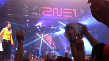 스탠딩 무대에서 2NE1에 열광하는 팬들. 2시간을 기다려 입장한 것에 비해 공연시간이 지나치게 짧았다는 평가들이 대부분이었다.　