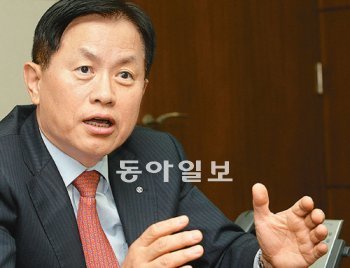 서진원 신한은행장은 최근 시중은행들의 가계대출 중단 사태와 관련해 “정말 돈이 필요한 고객이 불편을 겪지 않도록 직원들에게 ‘슬기를 발휘하라’는 주문을 하고 있다”고 말했다. 신한은행 제공