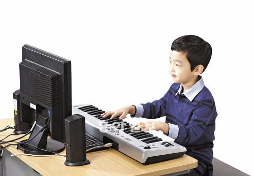 피아노하우스의 피아노교육 프로그램은 개인 레슨의 장점은 살리고 비용 부담을 줄였다. 오케스트라 사운드 반주와 함께 연주할 수 있으며 즉흥 연주한 곡은 모니터를 통해 악보로 확인할 수 있다. 피아노하우스 제공
