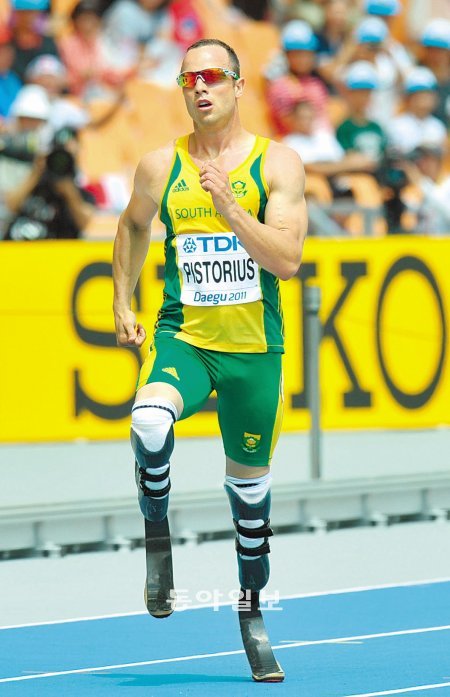 ‘블레이드 러너’ 오스카 피스토리우스(남아공)가 28일 400m 1라운드에서 45초39를 기록해 5조 3위로 준결선에 진출했다. 관중들은 “오스카 사랑해”를 외쳤다. 대구=사진공동취재단