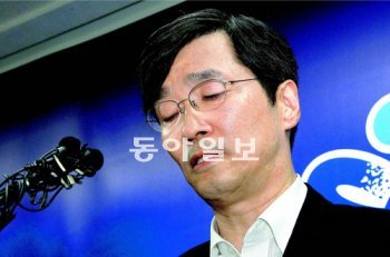 곽노현 서울시교육감이 28일 서울시 교육청에서 기자회견을 하며 후보직 매수가 아니라고 말하고 있다. 박영대 기자 sannae@donga.com