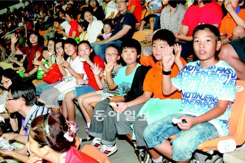 27일 오후 대구 수성구 대흥동 대구스타디움에서 열린 대구 세계육상선수권대회 개회식에 경북 봉화군 물야면 물야초교 북지분교생 9명이 참석했다. 이들은 “나중에 우리도 지구촌 사람들의 박수를 받는 사람이 되고 싶다”는 소감을 밝혔다. 대구=변영욱 기자 cut@donga.com