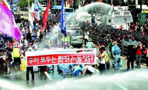 희망버스에 물대포 28일 오전 서울 용산구 갈월동 한진중공업 본사 인근에서 시위를 벌인 4차 희망버스 참가자들에게 경찰이 물대포를 발사했다. 서울에서 경찰이 시위대에 물대포를 쏜 것은 2008년 광우병 관련 촛불집회 이후 3년 만이다. 장승윤 기자 tomato99@donga.com