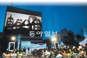 대구세계육상대회를 위해 28일 대구시청 앞 광장에서 열린 ‘삼성 미디어 아트전’ 을 시민들이 관람하고 있다. 삼성전자 제공
