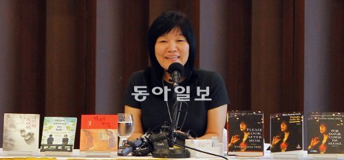 ‘엄마를 부탁해’ 작가 신경숙 씨가 29일 1년 만의 귀국 소감을 말하고 있다. 그의 좌우로 영어프랑스어 등 13개 언어로 출간된 ‘엄마를 부탁해’ 표지들이 보인다. 원대연 기자 yeon72@donga.com