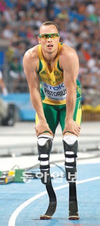 오스카 피스토리우스가 29일 대구스타디움에서 열린 남자 400m 준결선에서 3조 최하위로 결선 진출이 좌절된 뒤 아쉬워하고 있다. 대구=김경제 기자 kjk5873@donga.com