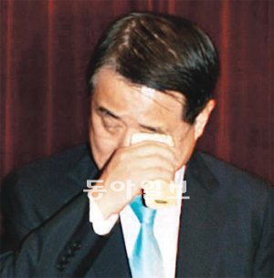 김쌍수 한국전력 사장이 임기를 마치는 자리에서 눈시울을 붉혔다. 한국전력공사 제공