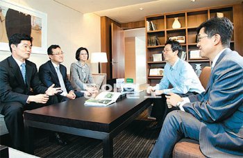 삼성증권 호텔신라 SNI지점에서 PB들과 고객들이 상담하는 모습. 호텔 내 VVIP점포 특성상 교포, 피트니스 센터 회원 등이 주 고객이며 사모펀드 랩에 강점이 있다. 삼성증권 제공