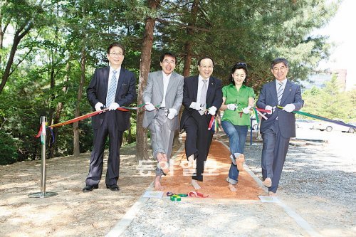 한국연구재단이 5월 재단 안에 맨발 황톳길을 조성한 뒤 관계자들이 맨발로 개통식을 하고 있다. 한국연구재단 제공