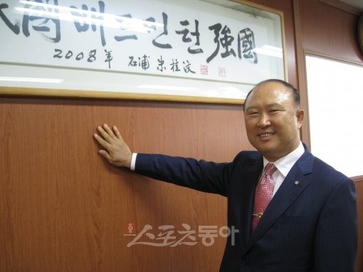 18년 동안 배드민턴을 즐겨왔다는 전국배드민턴연합회 이상철 회장은 인터뷰 내내 배드민턴 예찬을 늘어놓았다. 이 회장은 연말에 역대 최대규모의 전국리그전을 개최하겠다는 포부를 밝히기도 했다. 양형모 기자