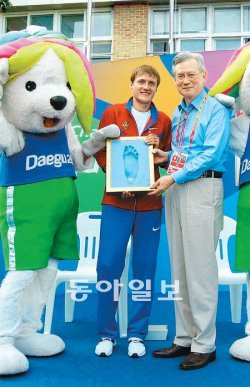 28일 대구 동구 율하동 선수촌에서 ‘핸드&풋 프린팅’ 첫 행사가 열렸다. 남자 경보 우승자 발레리 보르친 선수(왼쪽)와 신일희 촌장이 기념사진을 찍고 있다. 계명대 제공