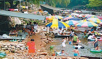 송추계곡에서 시민들이 식사와 수영을 하고 있다. 내년부터 이 같은 모습이 사라질 것으로 보인다. 국립공원관리공단 제공