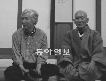 서울 성북동 길상사에서 법정 스님(오른쪽)과 이야기를 나누는 최종태 교수.
