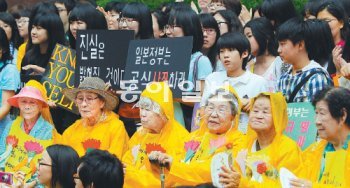 헌법재판소가 30일 일본군 위안부 피해 할머니들의 배상 문제에 대해 정부가 구체적 해결 노력을 하지 않은 것은 헌법에 위배된다는 판단을 내렸다. 피해 할머니들이 매주 수요일 서울 종로구 중학동 일본대사관 앞에서 일본 정부의 사과 등을 요구하며 집회를 열고 있는 모습. 원대연 기자 yeon72@donga.com