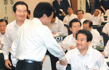 모처럼 손잡은 손학규-정동영 30일 서울 서초구 양재동 서울교육문화회관에서 열린 민주당 의원 워크숍에서 손학규 대표(가운데)가 정동영 최고위원과 악수하고 있다. 두 사람은 최근 각종 현안을 두고 사사건건 대립하고 있다. 왼쪽 웃는 이는 정세균 최고위원. 전영한 기자 scoopjyh@donga.com