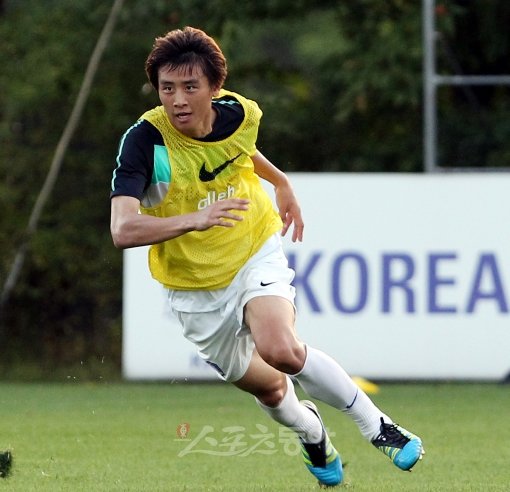 조광래 감독이 이끄는 축구국가대표팀이 오는 2일 레바논과 2014브라질월드컵 예선전을 앞두고 31일 저녁 파주NFC에서 훈련을 가졌다. 구자철이 대표팀 합류 첫날 전술 훈련을 하고 있다. 파주ㅣ박화용 기자 inphoto@donga.com 트위터 @seven7sola