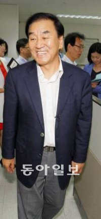 31일 퇴임한 이재오 특임장관이 서울 종로구 세종로 정부중앙청사에서 기자간담회를 한 뒤 웃는 얼굴로 기자실에서 나가고 있다. 원대연 기자 yeon72@donga.com