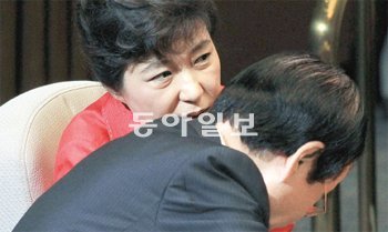 31일 국회 본회의에 참석한 박근혜 전 한나라당 대표(왼쪽)가 이해봉 의원과 귀엣말을 하고 있다. 박영대 기자 sannae@donga.com