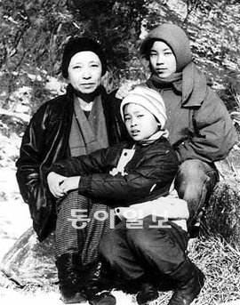 ‘통영의 딸’ 신숙자 씨(왼쪽)의 남편 오길남 씨가 1991년 입수한 사진. 신 씨와 두 딸의 모습이 담겨 있다. 통영현대교회 제공