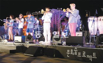 서울 송파구 장지동 가든파이브 테크노관 옥상공원에서 열리는 음악 프로그램 ‘하늘 락
(樂) 콘서트’는 다양한 장르의 공연을 옥상에서 보는 것이 특징이다. 서울문화재단 제공