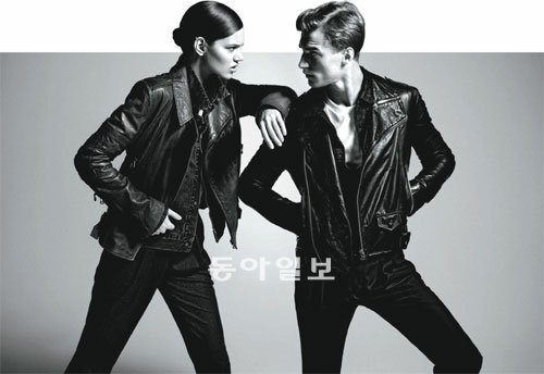 깔끔하면서도 세련된 남성 패션 브랜드인 질스튜어트뉴욕은 여성이 입어도 멋지다. 라이더 재킷을 입은 세계적인 모델 프레야 베하 에리크센(왼쪽)과 클레망 샤베르노가 같은 옷을 입은 서로를 발견하고 질투하는 포즈를 취했다. 질스튜어트뉴욕 제공