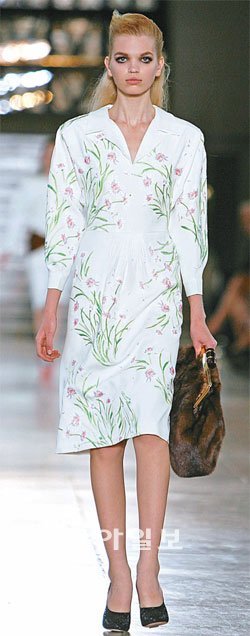 미우미우의 2011 가을겨울 컬렉션에서 보인 가을 드레스는 클래식한 디자인에 동양적인 느낌의 꽃 무늬로 우아함을 더했다.