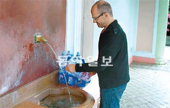 한 에비앙 주민이 도심에 있는 취수장에서 물을 공짜로 담고 있다. 에비앙=김기용 기자 kky@donga.com