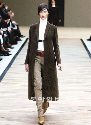 코트, 팬츠 등 과거 남성들이 입었던 옷을 활용해 남성적이면서도 여성스러운 매력을 동시에 보여주는 셀린느의 2011년 가을겨울 컬렉션 작품. 셀린느 제공