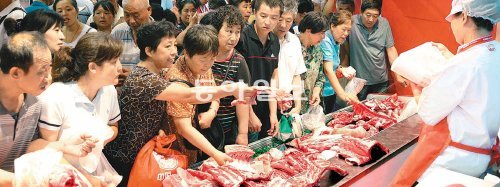 지난달 31일 중국 지린 성 창춘에 문을 연 롯데마트 뤼위안점에서 고객들이 진열된 정육 제품을 만져보고 있다. 롯데마트는 현지인들의 특성을 고려해 고기를 직접 만져볼 수 있게 했고 가공 과정도 공개했다. 롯데마트 제공