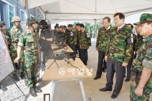 40여 년 전 자신이 근무했던 강원 화천군의 육군 7사단을 찾은 조양호 한진그룹 회장(오른쪽에서 두 번째)이 1일 부대 관계자로부터 브리핑을 듣고 있다. 한진그룹 제공
