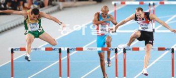 영국의 데이비드 그린(오른쪽)이 1일 남자 400m허들 결선에서 마지막 10번째 허들을 넘고 있다. 그린은 이때까지만 해도 하비에르 쿨손(푸에르토리코)에게 뒤졌으나 놀라운 막판 스퍼트로 결승선을 통과하기 직전 대역전극을 펼쳤다. 그린은 48초26의 기록으로 새 챔피언이 됐다. 대구=변영욱 기자 cut@donga.com