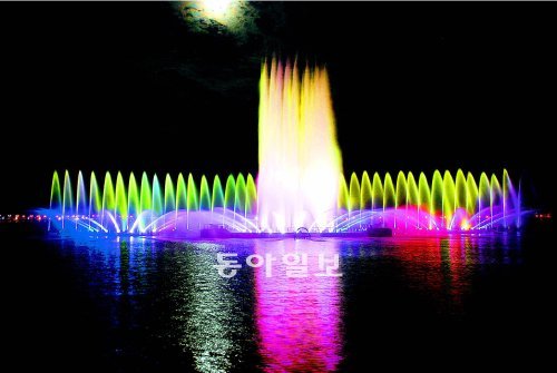 전남 목포시 평화광장 앞바다에 설치된 ‘목포 춤추는 바다분수’에서 솟구친 물기둥이 환상적인 자태를 뽐내고 있다. 목포시 제공