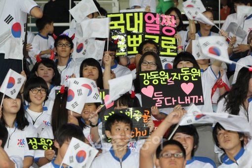 첫 A매치를 치른 고양종합운동장은 3만 여장의 유료티켓이 일찌감치 매진되며 월드컵을 향한 팬들의 열기를 실감케 했다. 한국 응원단이 태극기를 흔들며 열띤 응원전을 펼치고 있다. 고양 ｜ 임진환 기자