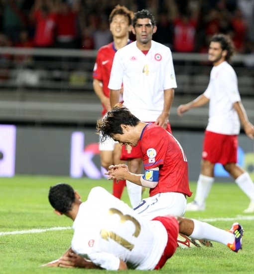 박주영이 전반 추가시간 때 감각적인 헤딩슛으로 두 번째 골을 터뜨린 후 기도 세리머니를 하고 있다. 고양 ｜ 박화용 기자 inphoto@donga.com 트위터@sevensola