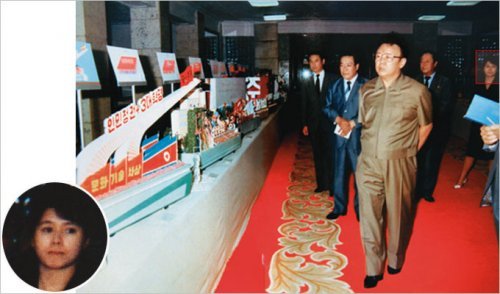 1992년 평양에서 발간한 사진집 ‘우리의 지도자’에 실린 사진. 김옥은 김정일 국방위원장을 수행하는 듯한 모습으로 사진 오른쪽에 서 있다(위). 왼쪽 사진은 이를 확대한 것이다.